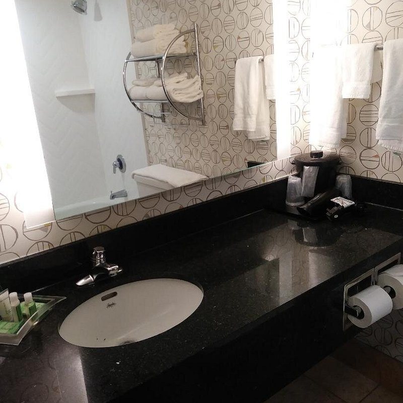 Holiday Inn Martinsburg by IHG — Bathroom