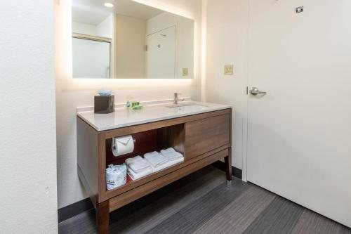 Holiday Inn Memphis downtown beale St By IHG — Bathroom