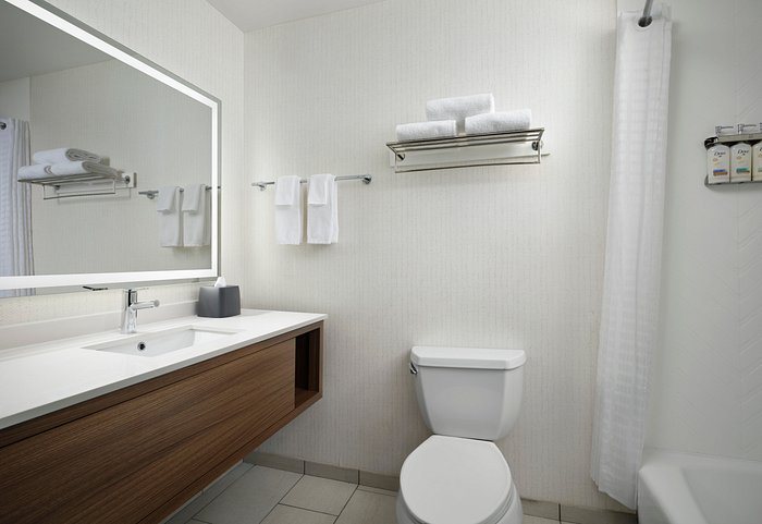 Holiday Inn Meridian E I 20 I 59 by IHG — Bathroom