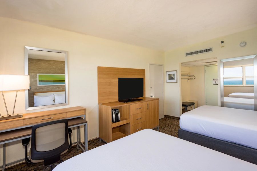 Holiday Inn Miami Beach oceanfront By IHG Miami Beach Florida — Guest room