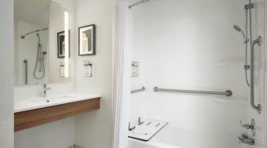 Holiday Inn Midland by IHG — Bathroom