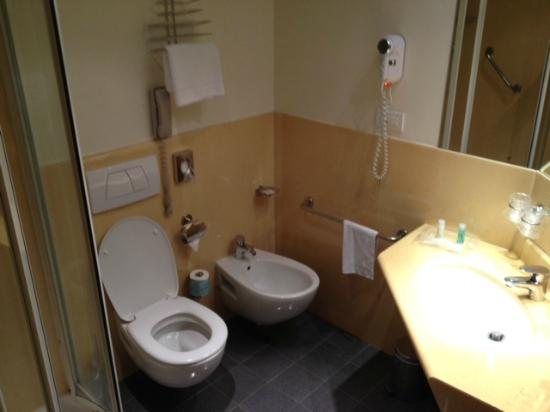 Holiday Inn Milan Garibaldi Station by IHG — Bathroom