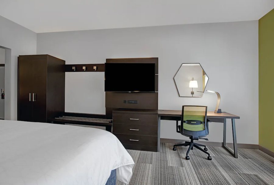 Holiday Inn Milwaukee Riverfront by IHG — Guest room