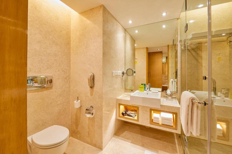 Holiday Inn Mumbai International Airport By IHG — Bathroom