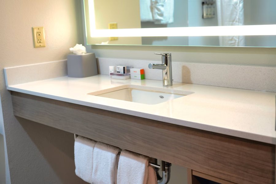 Holiday Inn Nampa By IHG — Bathroom