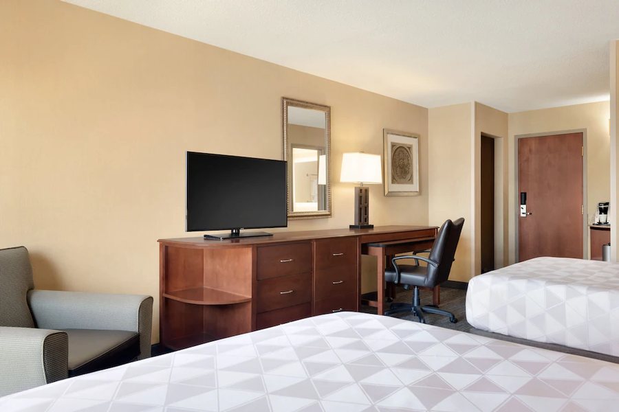 Holiday Inn National Airport Crystal City by IHG — Guest room