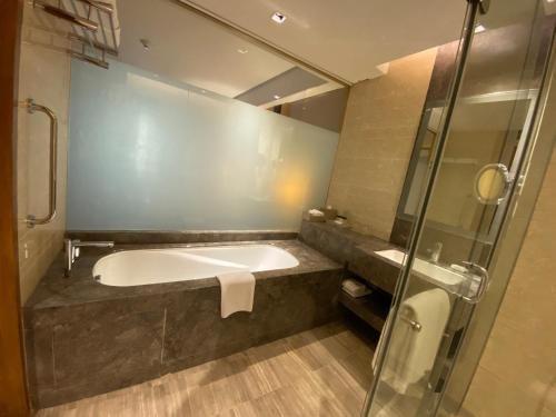 Holiday Inn New Delhi Mayur Vihar Noida by IHG — Bathroom