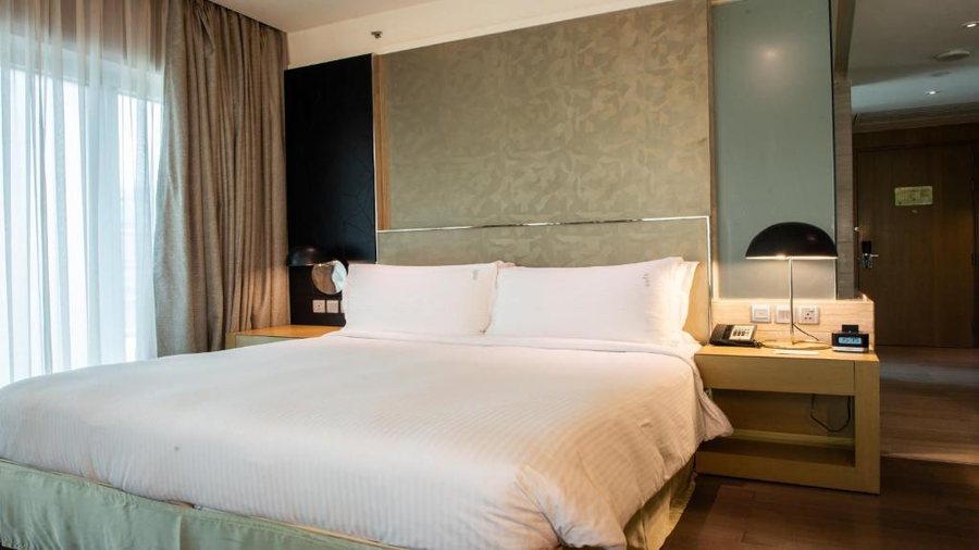 Holiday Inn — Guest room