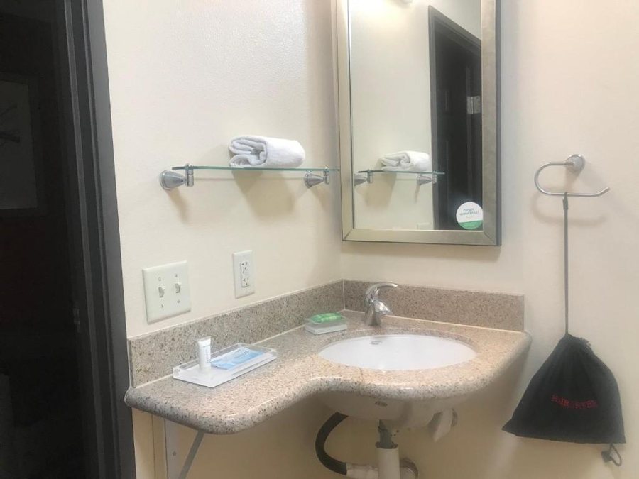 Holiday Inn Oceanside Camp Pendleton Area by IHG — Bathroom