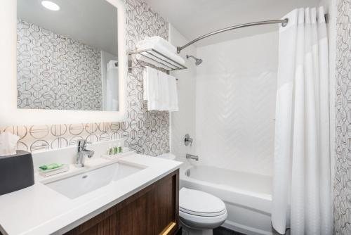 Holiday Inn Ontario Airport By IHG — Bathroom