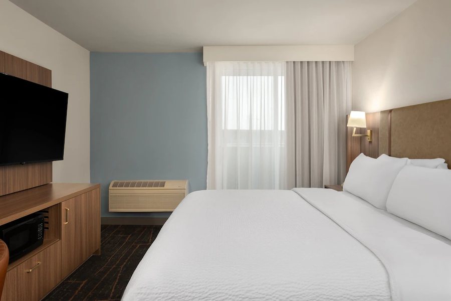 Holiday Inn Ontario By IHG — Guest room