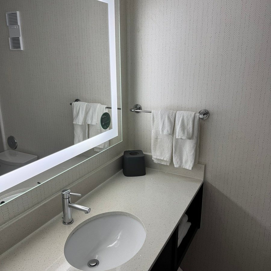 Holiday Inn Oxnard Ventura by IHG — Bathroom