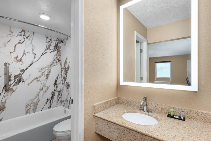 Holiday Inn Paducah Riverfront By IHG — Bathroom