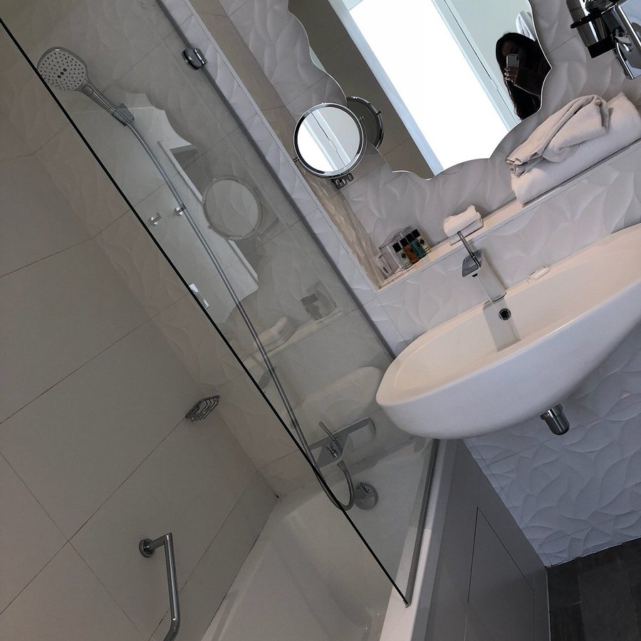 Holiday Inn Paris Opera Grands Blvds by IHG — Bathroom
