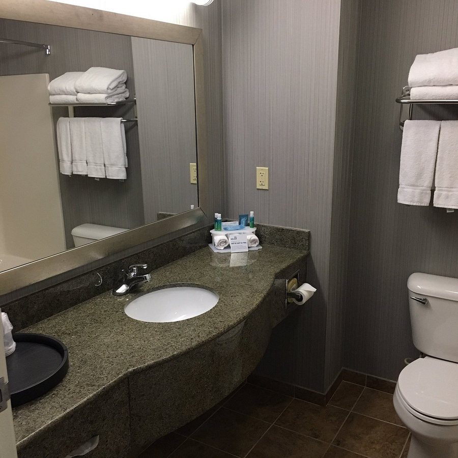 Holiday Inn Pearl Jackson Area By IHG — Bathroom