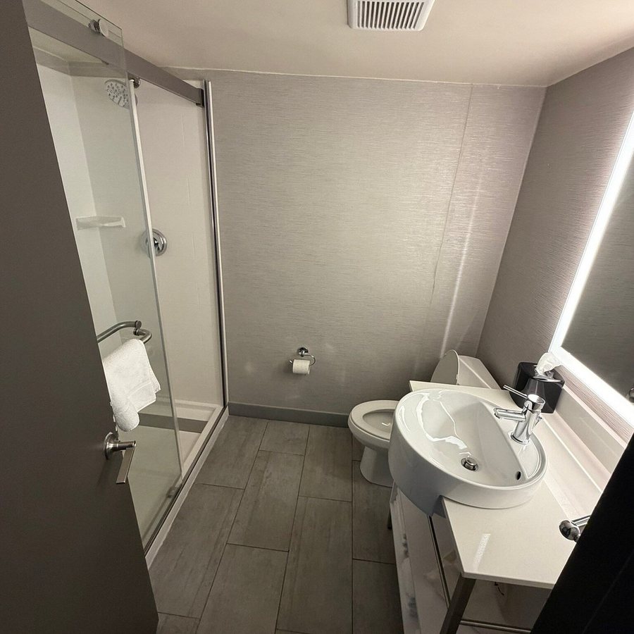 Holiday Inn Philadelphia Arpt stadium Area By IHG — Bathroom