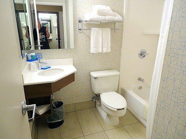 Holiday Inn Poughkeepsie By IHG — Bathroom