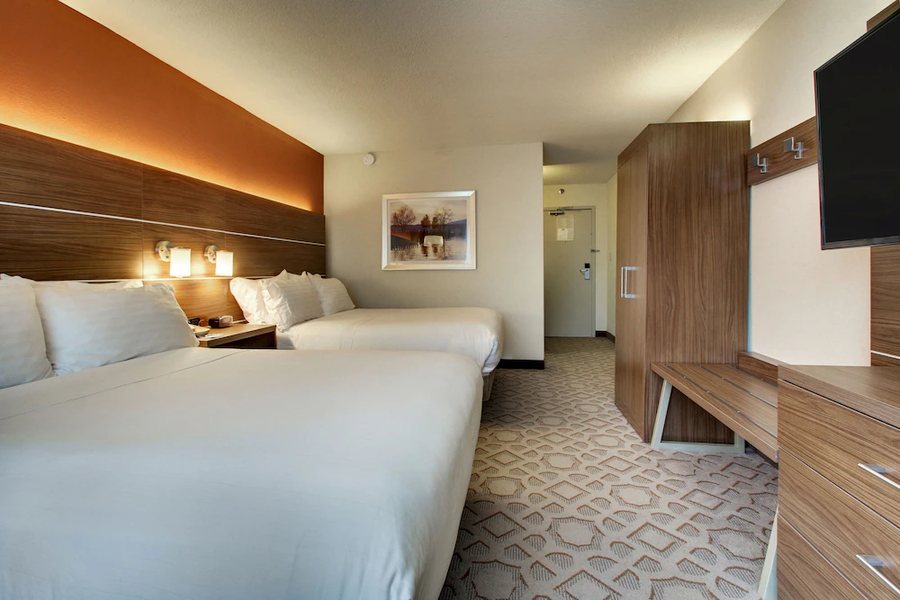 Holiday Inn Poughkeepsie By IHG — Guest room