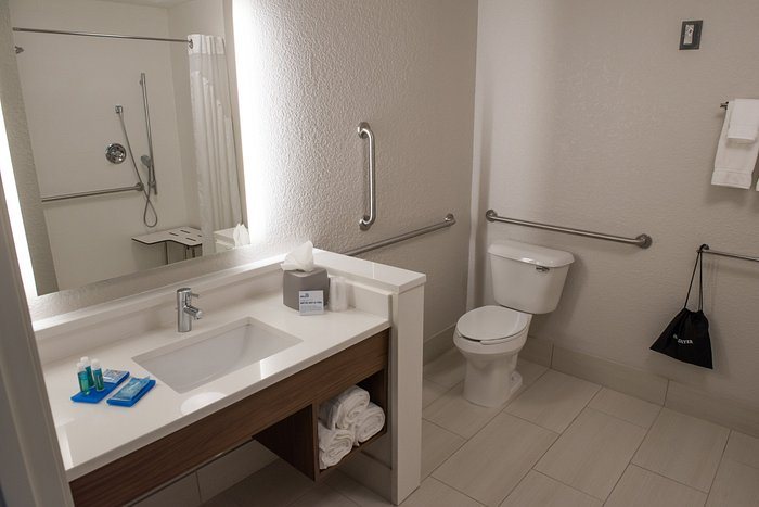 Holiday Inn Purdue Fort Wayne By IHG — Bathroom