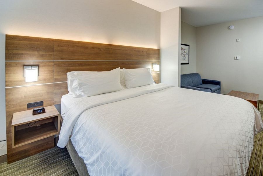 Holiday Inn Quincy By IHG — Guest room