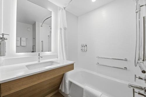 Holiday Inn Raleigh Downtown By IHG — Bathroom