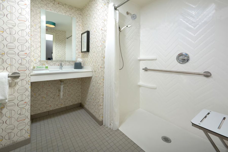 Holiday Inn Raleigh Durham Airport By IHG — Bathroom
