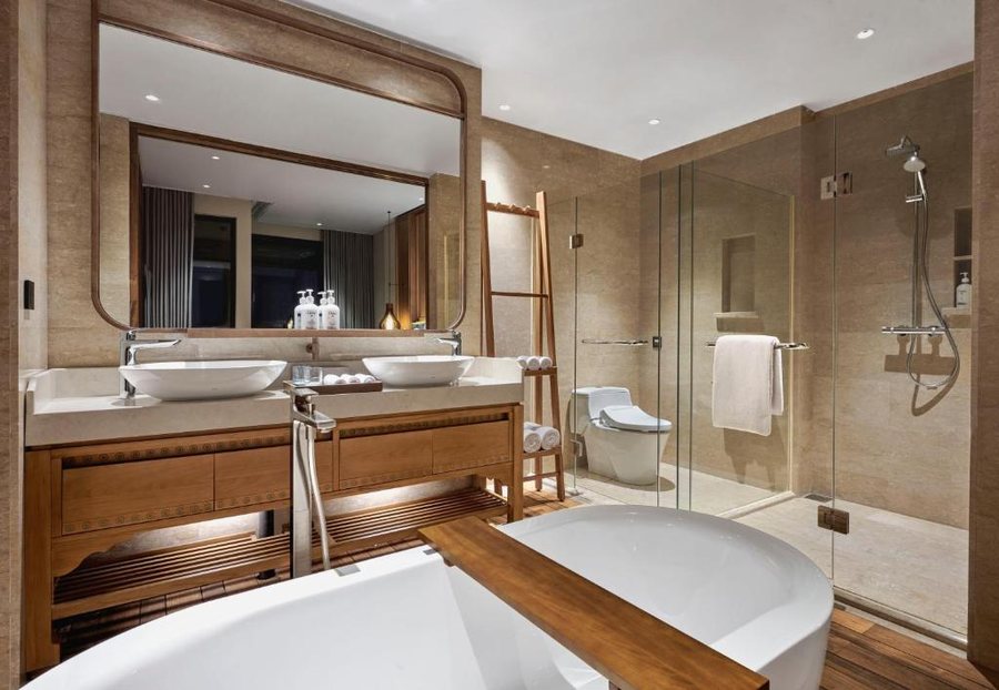 Holiday Inn Resort Bali Canggu By IHG Canggu North Kuta Bali — Bathroom
