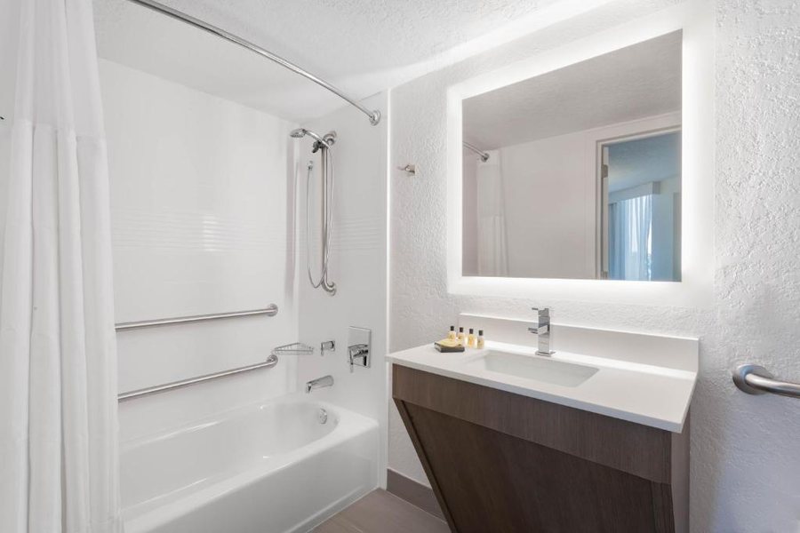 Holiday Inn Resort Kissimmee by the Parks by IHG — Bathroom