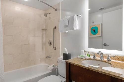 Holiday Inn Resort Orlando Suites Waterpark by IHG — Bathroom