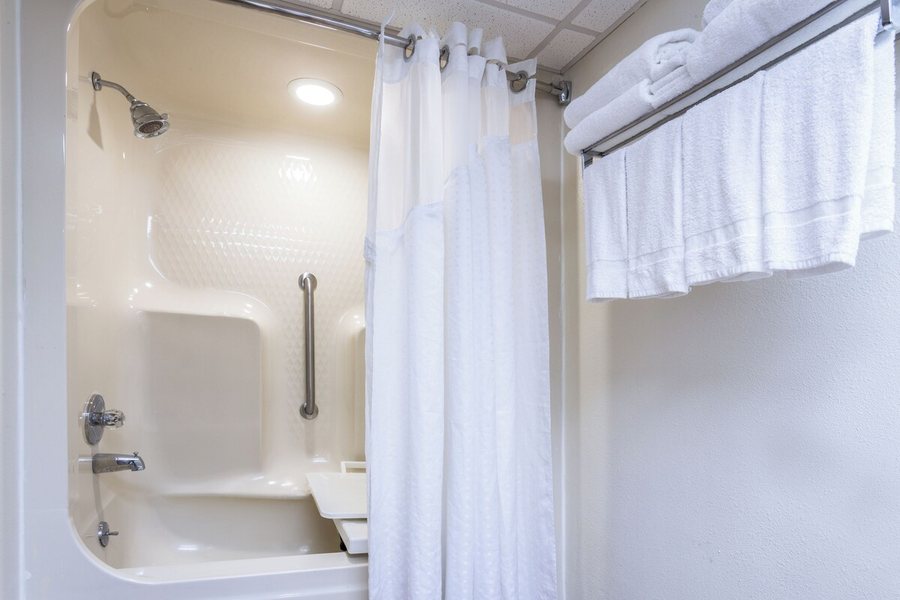 Holiday Inn Resort Panama City Beach By IHG — Bathroom