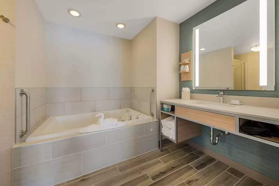 Holiday Inn Rockford i 90 rt 20 state St By IHG — Bathroom