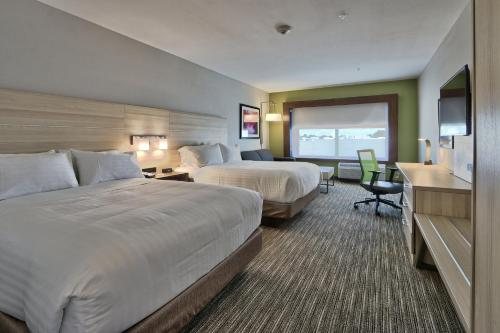 Holiday Inn Roswell By IHG — Guest room