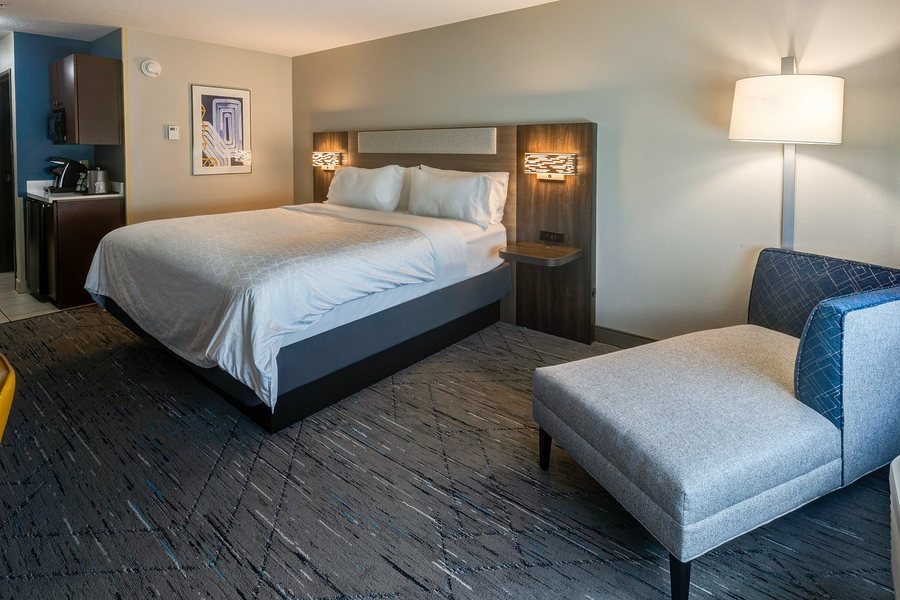 Holiday Inn Salina By IHG — Guest room