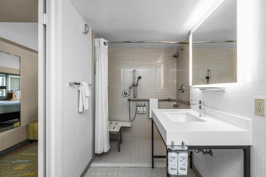 Holiday Inn San Francisco Golden Gateway by IHG — Bathroom