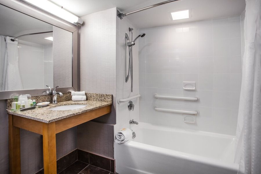 Holiday Inn Saratoga Springs by IHG — Bathroom