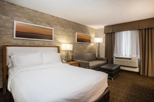 Holiday Inn Saratoga Springs by IHG — Guest room