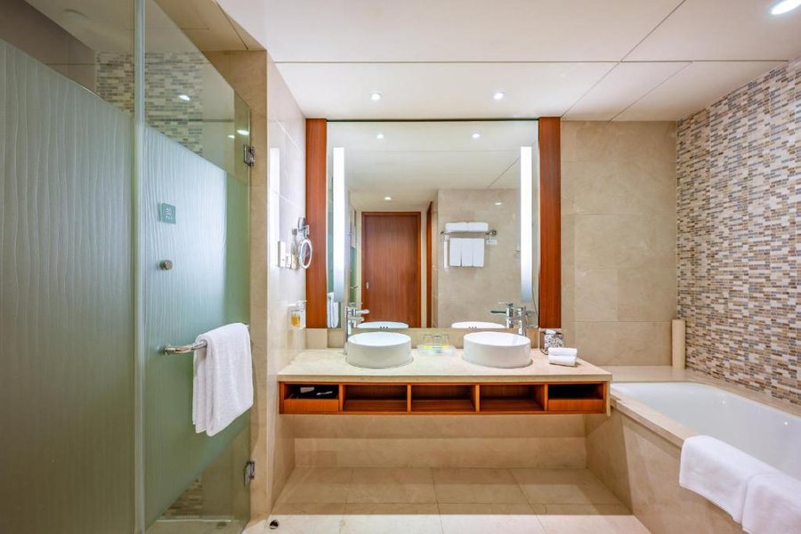 Holiday Inn Shanghai Pudong by IHG — Bathroom