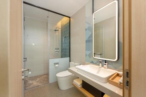 Holiday Inn Shanghai Pudong Kangqiao by IHG — Bathroom