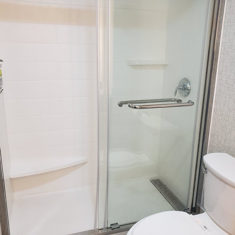 Holiday Inn Shreveport Downtown By IHG — Bathroom