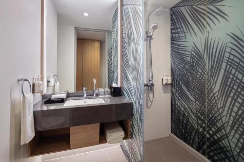 Holiday Inn Singapore Atrium By IHG — Bathroom
