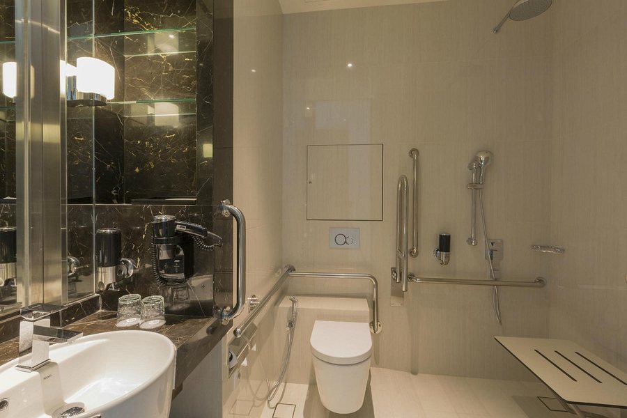 Holiday Inn Singapore Little India By IHG — Bathroom