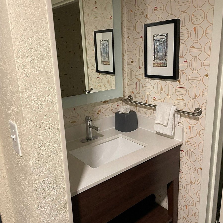 Holiday Inn Spartanburg Northwest By IHG — Bathroom