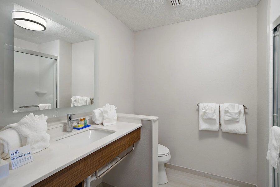 Holiday Inn St Augustine World Golf By IHG — Bathroom