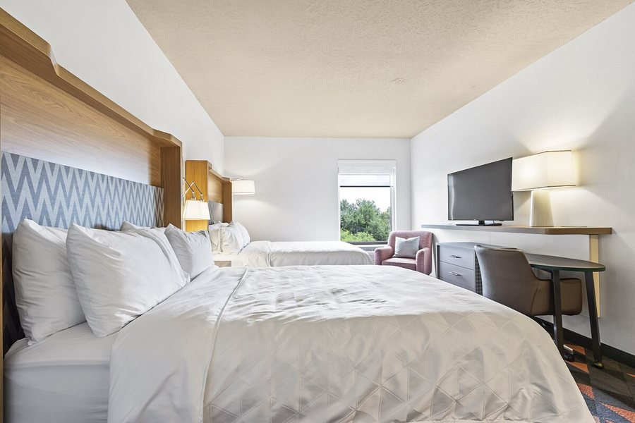 Holiday Inn St Petersburg West By IHG — Guest room