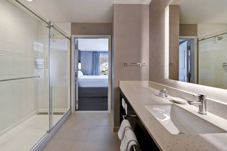 Holiday Inn Steamboat Springs By IHG Steamboat Springs Colorado — Bathroom