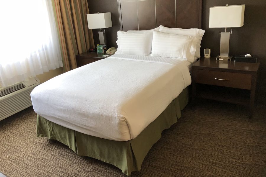 Holiday Inn Suites Anaheim by IHG — Guest room