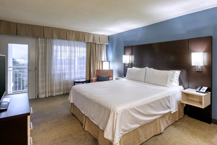 Holiday Inn Suites Atlanta Airport north By IHG — Guest room