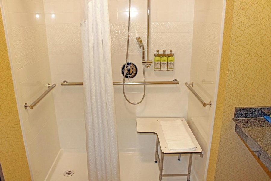 Holiday Inn Suites Bakersfield By IHG — Bathroom