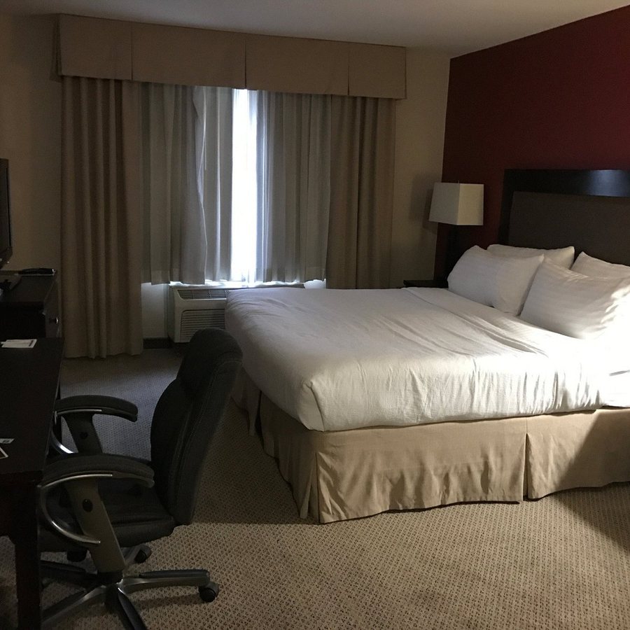 Holiday Inn Suites Bakersfield By IHG — Guest room