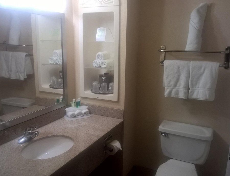 Holiday Inn Suites Barstow By IHG — Bathroom